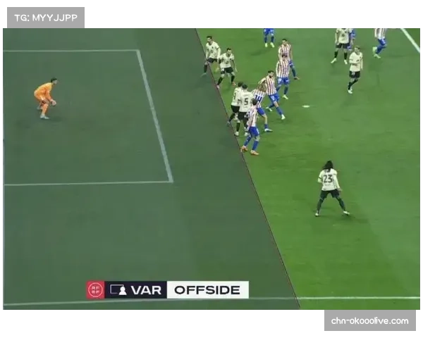 关键时刻:VAR介入判定反击中接球队员未越位,进球有效 关键时刻:VAR介入判定反击中接球队员未越位,进球有效